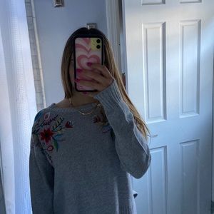 Flower embroidered grey sweater.